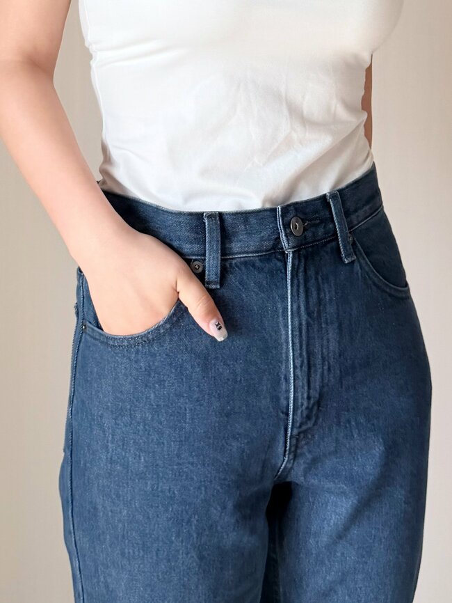 「とても綺麗なシルエット」「スタイル良く見えてびっくり」ユニクロの“新作ジーンズ”はくだけで脚長に見えてスゴい！「とても気に入りました」