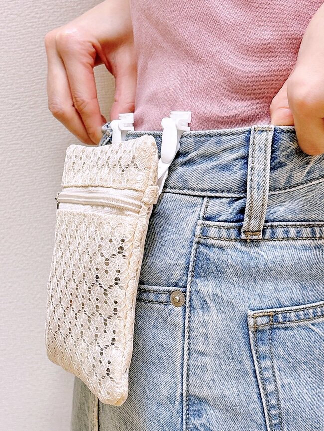 バッグにポケットがないときに大助かり!ダイソーの“移動できる収納ポケット”小物がサッと取り出せて便利すぎる!