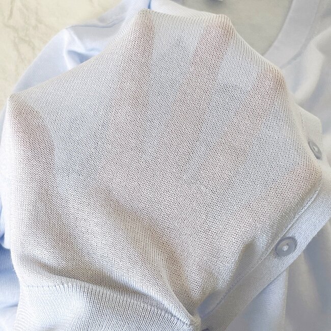 かわいすぎて色違いも欲しくなる！ユニクロの「着回しカーディガン」透け感たっぷりでオシャレ！