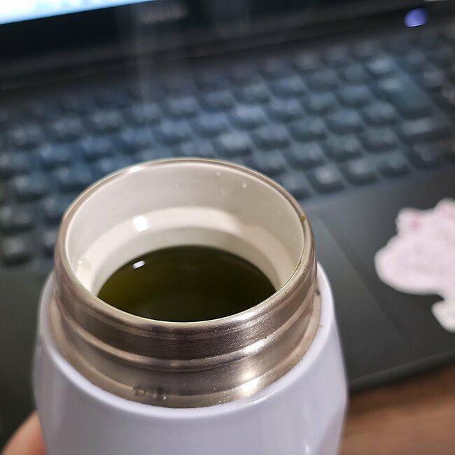 「可愛すぎて我慢できなかった」タリーズの“クリスマス限定ボトル”グラデーションとキラキラのラメが美しすぎる！「一目惚れして買った！」「グラデーションが良くて購入」