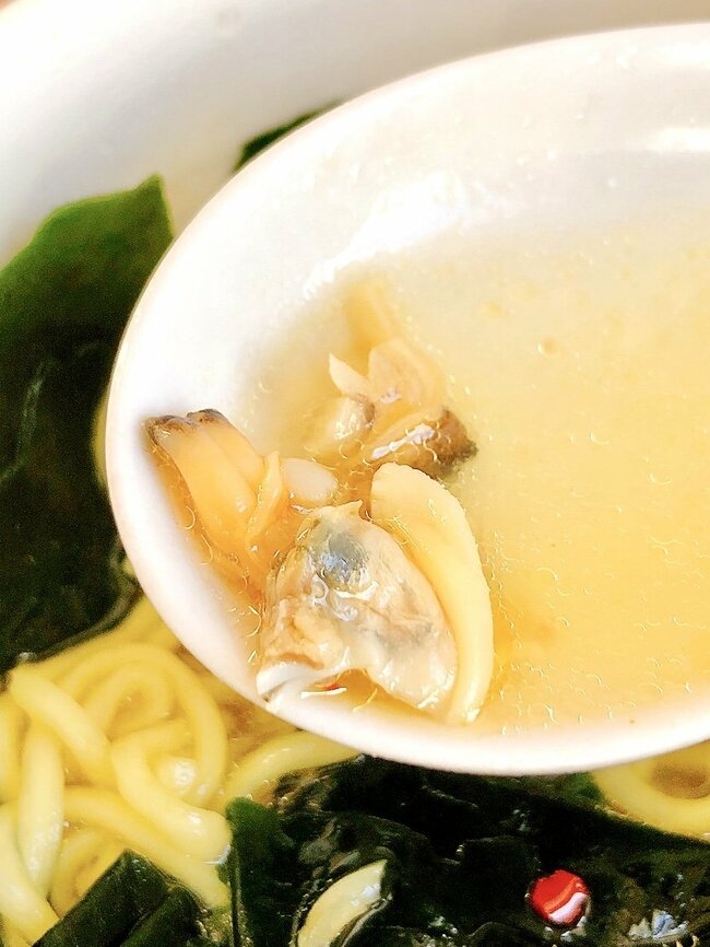「ぼくが死ぬまで売ってくれ」セブンの“あさり出汁ラーメン”わかめの量にビビったわ…！「好きすぎて週2で食べてる」「170円のクオリティとは思えない」