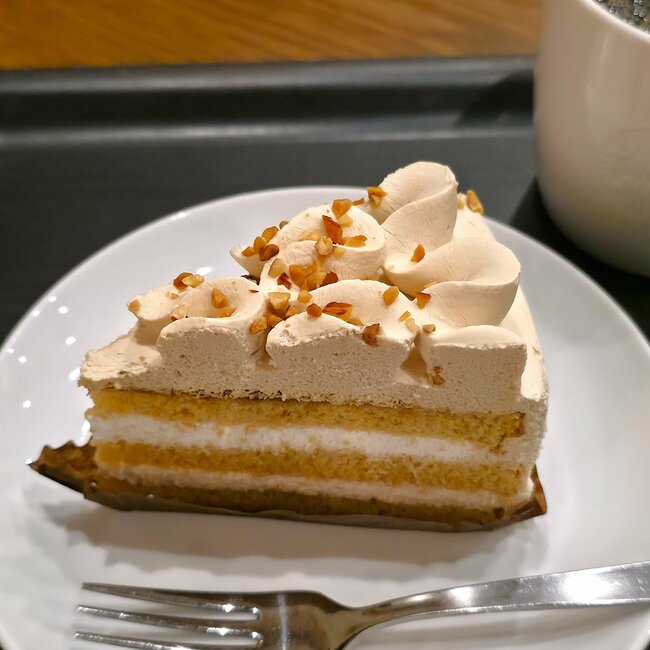 「一生売っててほしい」スタバの“限定スイーツ”クリームたっぷりで幸福感スゴいんです！「あと3回は食べたい」「でかいし、クリームの盛りがすごい」