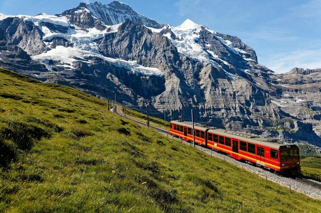 鉄道で行くスイス】アルプス山脈のふもと超絶景山岳リゾートへの車窓の ...