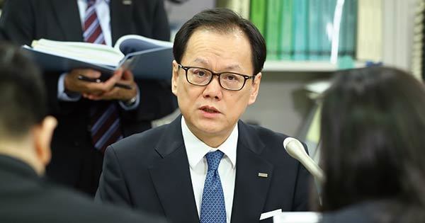 上期決算を発表する坂井辰史社長