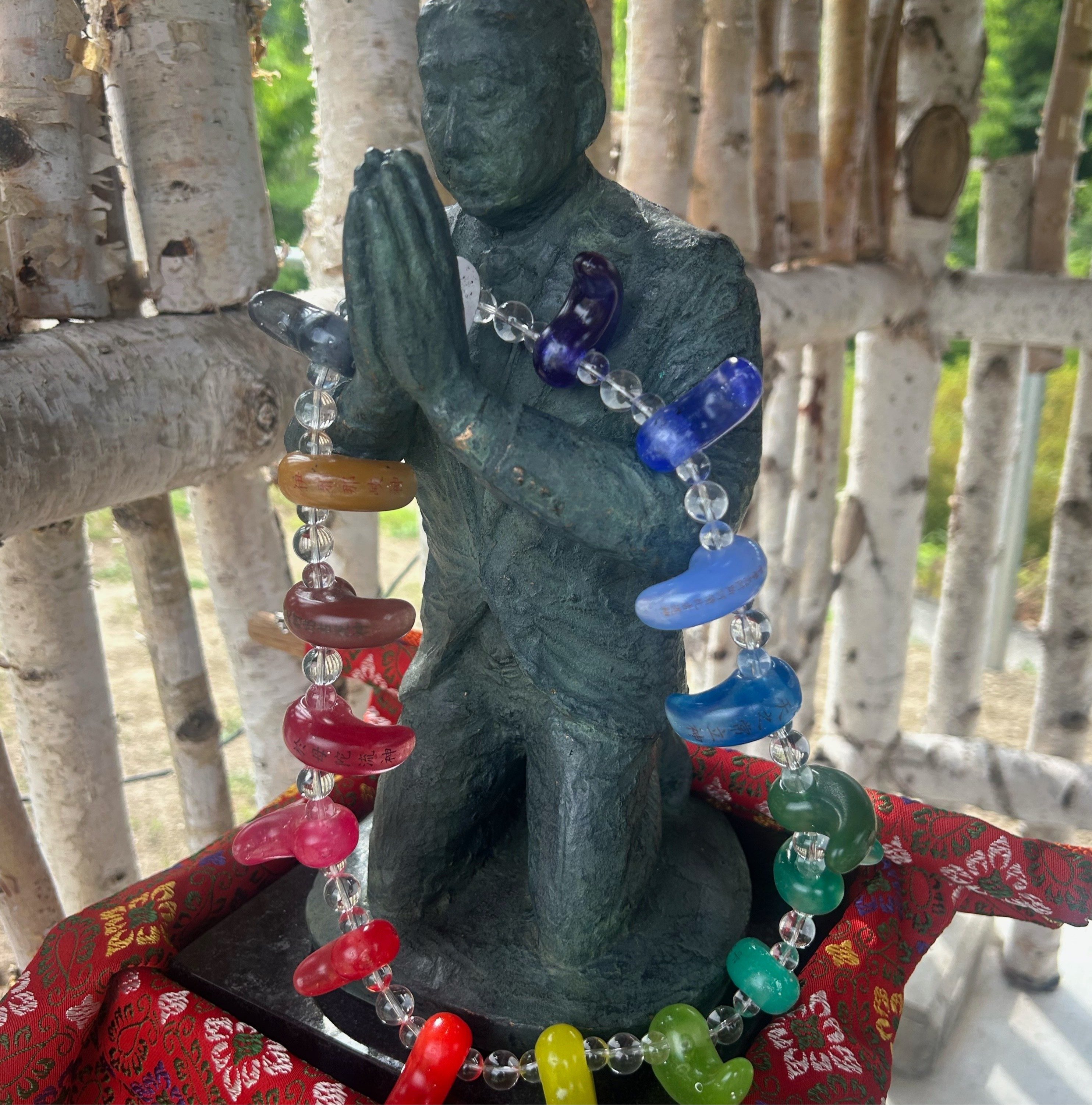 安倍神像神社に安置された「安倍晋三坐像」