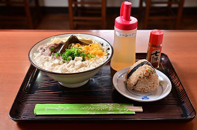 沖縄そば,高江洲そばのゆし豆腐そば。島トウガラシを泡盛に漬けたコーレーグースで辛みをプラス、相棒は沖縄風炊き込みご飯のジューシーで決まり!