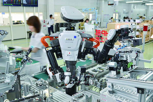 待ち受けるのは競争か共生か <br />ロボットが変える「産業と仕事」