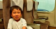 新幹線の2人掛け席で子連れが隣、「おじちゃんに怒られるから、静かにして」と言われイラっ！正解の一言とは？