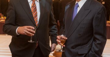 「異業種交流会に参加しまくる人」がなぜか胡散臭い理由・ワースト1