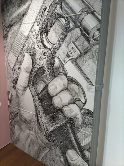 花輪和一が逮捕される原因となったと思われるモデルガンの絵の大きなパネル