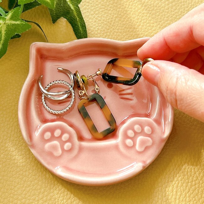 待って、天才すぎる…!セリアで見つけた「ネコちゃん食器」小皿と箸置きが合体してるんだけど!