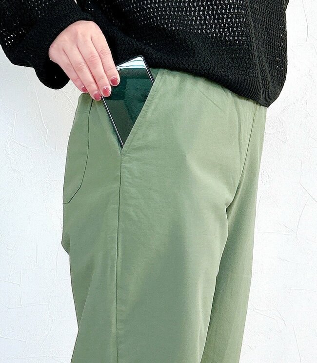 「4色買いしました」「ずっと販売して」ユニクロの“楽ちんパンツ”が本当に履きやすい！「立ち姿がキレイに見える」