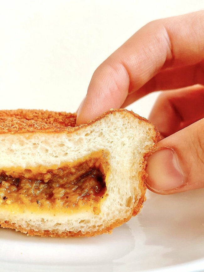 「コンビニ侮れねぇ」「開発してくれた方ありがとう」セブンの“お店で揚げたカレーパン”カリッカリの生地がウマすぎる！「3日間ぐらいは連続で食べてる」
