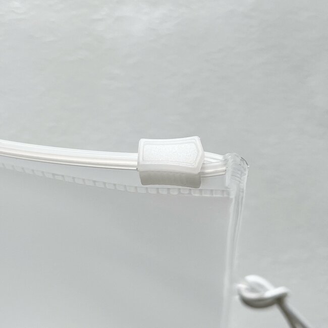 カードや診察券が30枚入った！セリアの“くるっとまとまるポーチ”バッグの必需品になりました！「試供品を入れるのにめっちゃ良かった」「洗顔から100円玉まですっきり入っていい感じ」