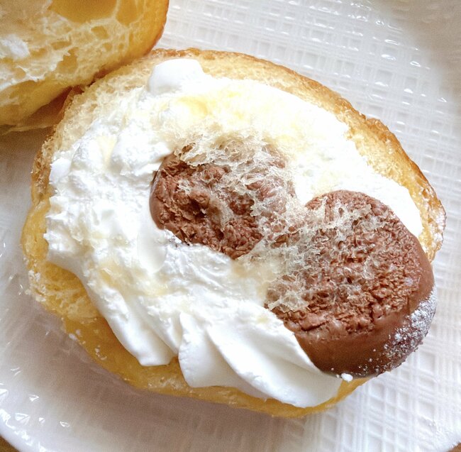 【不二家】「見た目からもう美味しい」厚みたっぷりの“生ドーナツ”ふわふわで幸せすぎた！「クリームたっぷり」「めちゃくちゃ美味しかった」《実食レビュー》