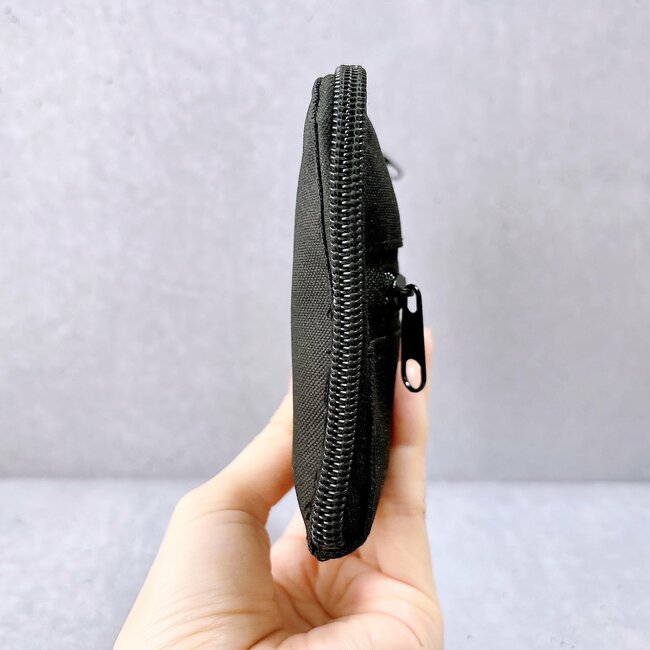 【ダイソー】カードが40枚も入った！ガバッと開く「ぺたんこポーチ」お財布代わりにもなって優秀！《購入レビュー》