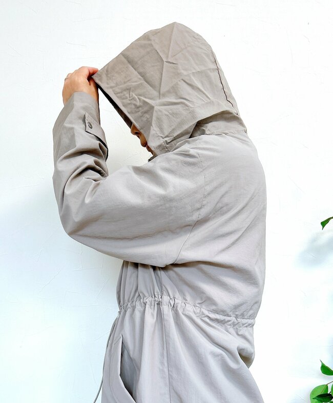 サッと羽織るだけでオシャレ！しまむらの「めちゃ軽アウター」体型カバーできるし、3289円はコスパ良すぎ…！