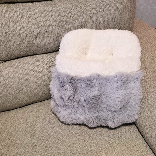 「これ無しで冬は越せない」ニトリの“足を入れられるクッション”モコモコに包みこまれて、とっても暖かい！「あったかいし、ふわふわ」「暖かくてとてもいい」