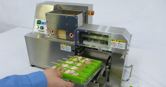 世界の人手不足を驚きの正確さで救う日本製「焼き鳥刺し機」とは