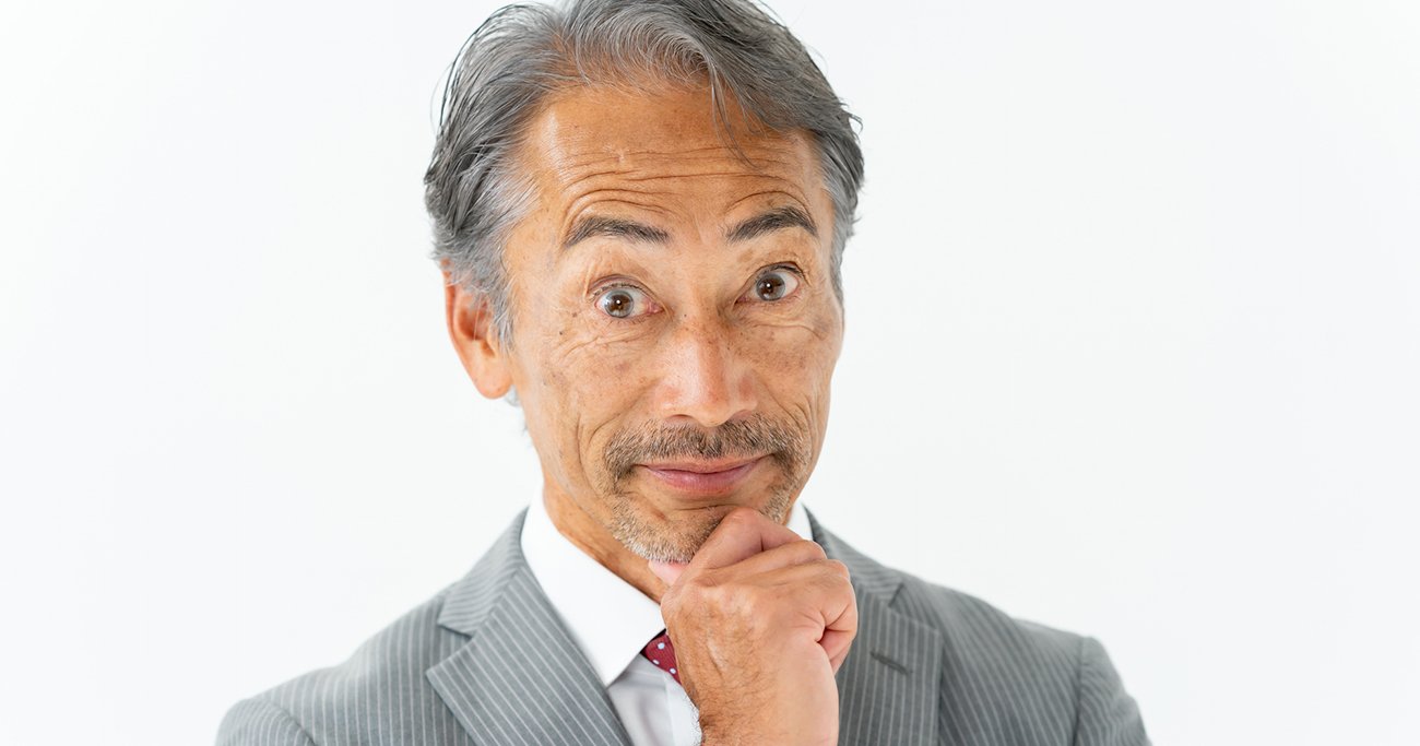 あごに手を当てて考える高齢男性