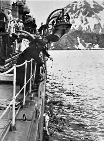 日本兵2600人が玉砕したアッツ島での写真。ベーリング海で釣りに興じる兵士たち。後ろの雪山がアッツ島