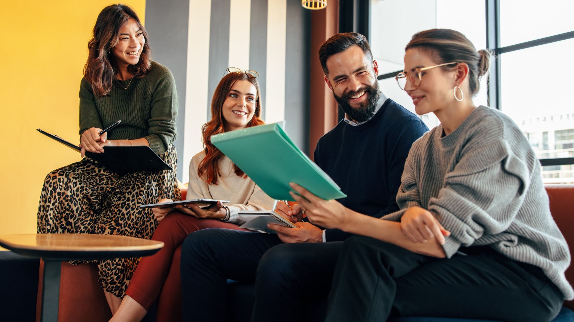 和気あいあいと議論する社員たち