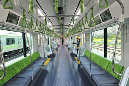 山手線E235系の車内