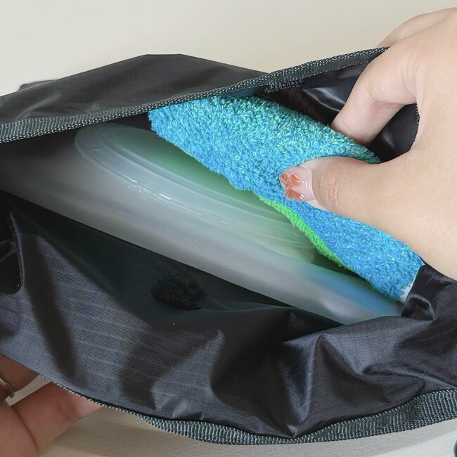【ファミマ】「ラス1で買えた」約50gの“めちゃ軽バッグ”がポケットたくさんで便利!「もう一つほしいな」「可愛すぎて一目惚れ」《購入レビュー》