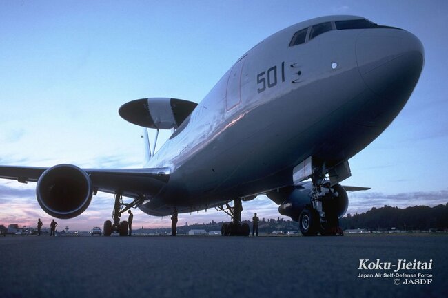 航空自衛隊が誇る空飛ぶレーダーサイト「早期警戒機」の秘密に迫る！E-2C、E-2D、E-767って何が違うの？