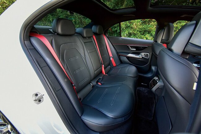 メルセデスAMG E53ハイブリッド4マチック＋エディションナイトカーボン（PHEV）リアシート