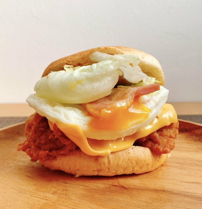 お肉デカすぎんだろ…！ケンタッキーの“よくばり全部のせバーガー”ボリューム満点で大満足！「次元が違うレベルで美味い」「ファストフードってのはこうよ」《実食レビュー》