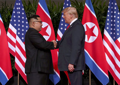 会談の冒頭、握手を交わすトランプ大統領と金正恩朝鮮労働党委員長 会談の冒頭、握手を交わすトランプ大統領と金正恩朝鮮労働党委員長
