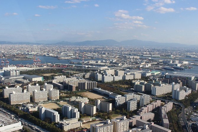 大阪南港の咲洲(大阪市住之江区)。1981年開通の南港ポートタウン線(ニュートラム)が横断する南港ポートタウンの街びらきは1977年のことだった