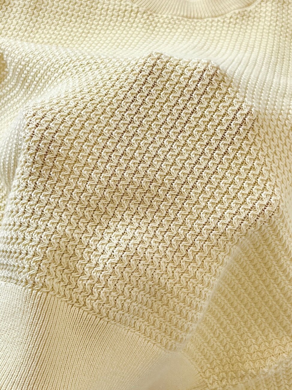 色違いも欲しくなる…！ユニクロの「ふんわりトップス」着るだけで春らしいコーデが完成します！