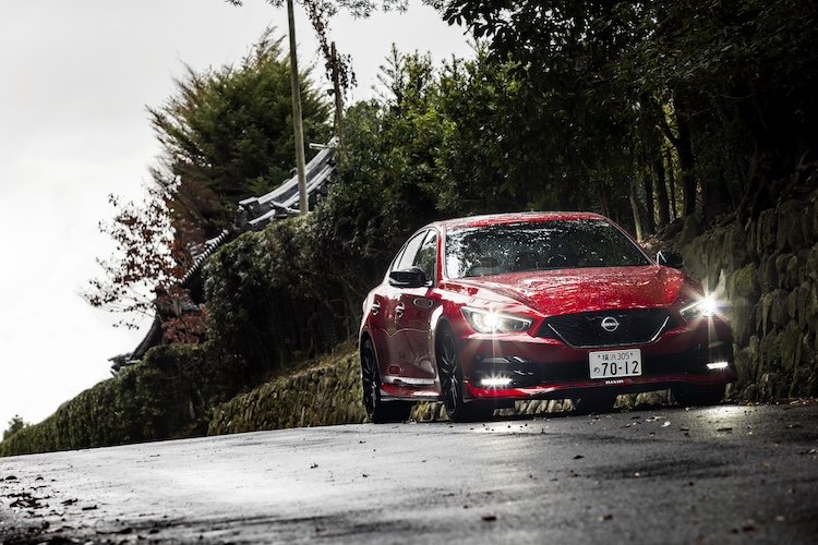レーシングファクトリーがチューンした日産の硬派なセダン「スカイライン NISMO」をあえて選ぶ理由とは