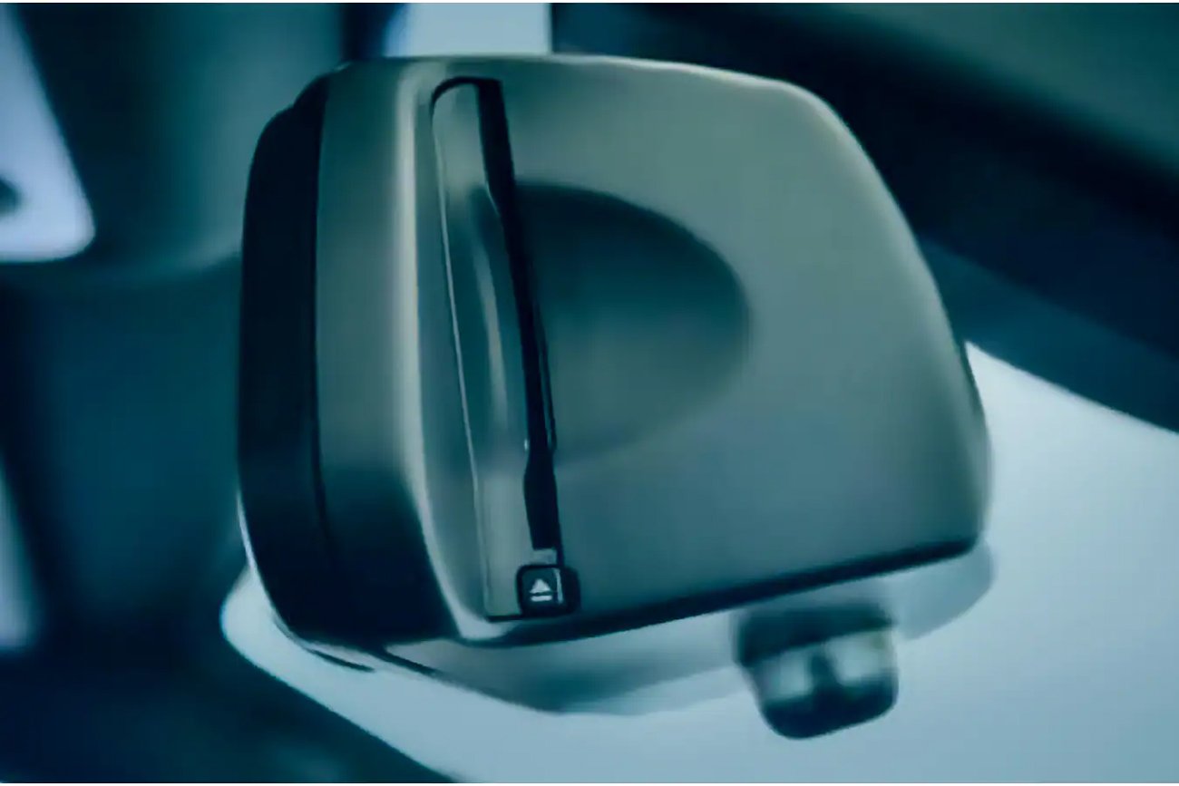 BMWの日本向けモデルは、ルームミラーの部分にETC車載器が内蔵されている