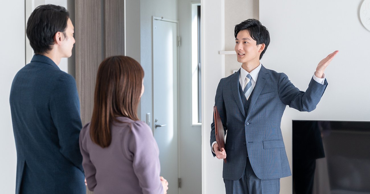 住宅を案内する営業担当者