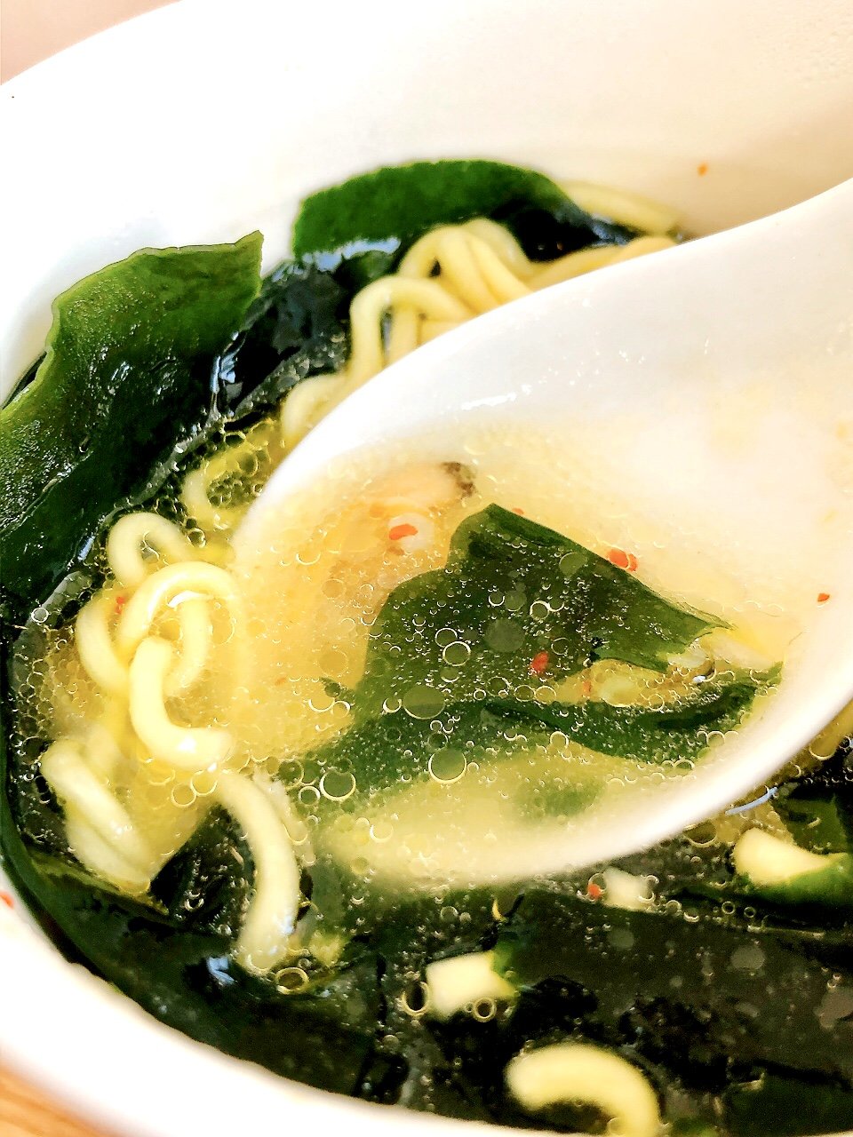 「ぼくが死ぬまで売ってくれ」セブンの“あさり出汁ラーメン”わかめの量にビビったわ…！「好きすぎて週2で食べてる」「170円のクオリティとは思えない」