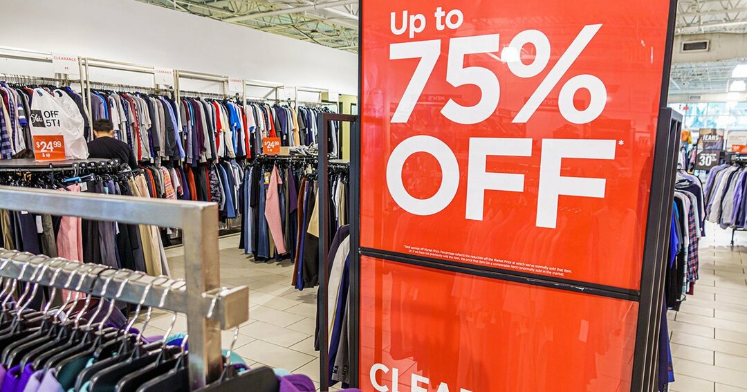 写真:ディスカウントデパートの商品大セール