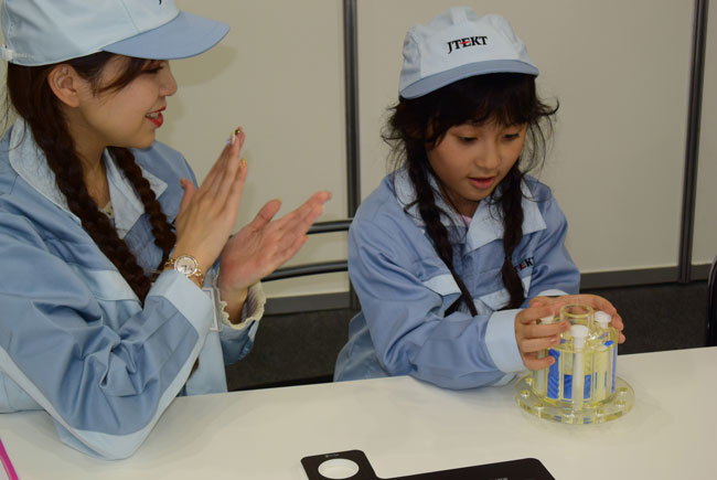 子どもがお絵かきや組み立てなどを通じて自動車産業と触れ合えるキッザニアブースを各社がまとめて出展している