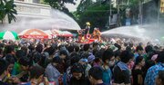 新型コロナで「水掛け祭り」延期、タイ国内で高まる不満