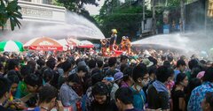 新型コロナで「水掛け祭り」延期、タイ国内で高まる不満