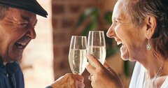 「行きつけのスナック」がある人は幸福で長生きする納得のワケ【脳科学者が解説】