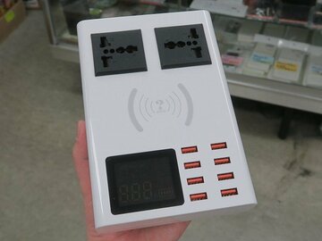 電力チェッカー付き8ポートのQi対応マルチ充電ドック