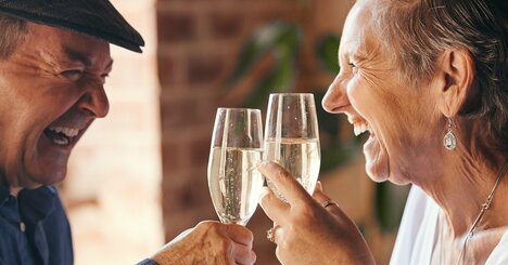 「行きつけのスナック」がある人は幸福で長生きする納得のワケ【脳科学者が解説】