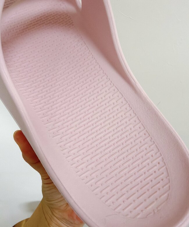 「履いてビックリ」「足が疲れにくい！」カインズの“めちゃ軽サンダル”が980円とは思えない履き心地…！「歩きやすさをサポートしています」