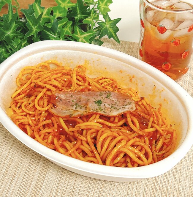 「ボリュームあるのにお得」「夫のお気に入り」ファミマの“500g超え特盛パスタ”でお腹はち切れそう…！「ガーリック効きすぎや」