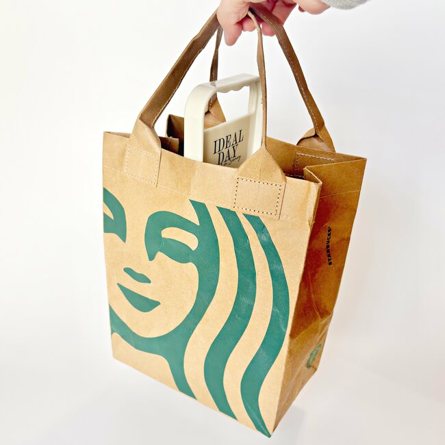 「スタバの店員さんに褒められました」3COINSの“天才ドリンクホルダー”便利すぎて毎日持ち歩きたい！「迷わず購入しました」「これでスタバが楽になります」