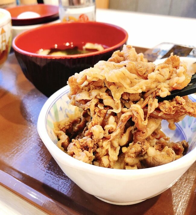 「すき家で1番コスパい」「最強だと思います」すき家の“お肉2倍モーニング”550円とは思えないボリュームに感動！「コスパ飯の極み」