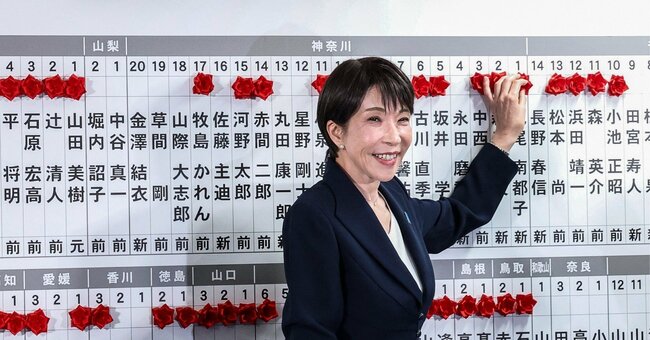 2月8日行われた衆議院議員総選挙で当選確実となった候補者の名前に花をつける高市早苗首相　Photo:JIJI